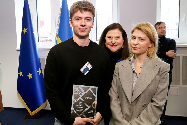 У Києві відбулося нагородження переможців Всеукраїнського конкурсу есе, присвячених річниці Євромайдану