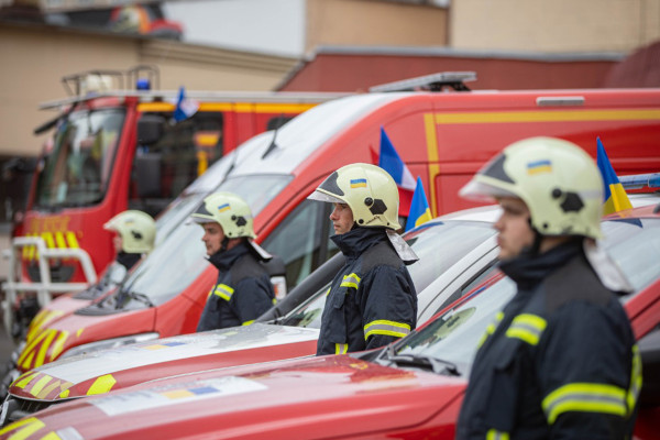Україна отримала від Франції пожежну техніку та автомобілі медичної допомоги