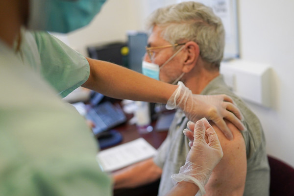 Жителі України у віці від 60 років зможуть отримати бустерну дозу щеплення проти коронавірусу