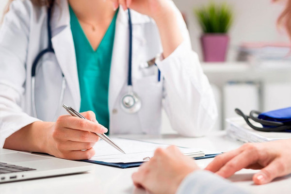 Українська влада планує виділити 100 млн гривень на «підйомні» для медичних працівників