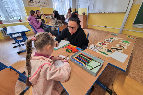 Від початку війни приблизно 500 тисяч українських дітей інтегрувалися в національні шкільні системи країн ЄС