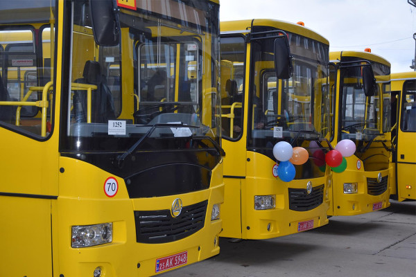 Українські шкільні громади отримали 370 автобусів від ЄС