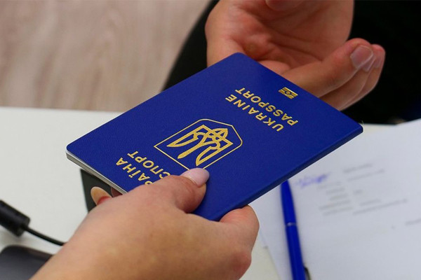 Українці зможуть скористатися паспортним сервісом у Словаччині та Чехії