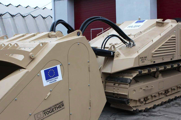 ЄС передала Україні систему розмінування на дистанційному керуванні 