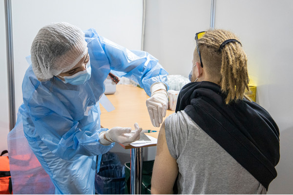 В Україні запущено п’ятий етап вакцинації: тепер щеплення можуть отримати усі охочі